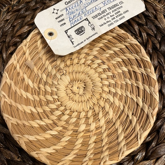 Tohono O’odham Papago Nation vintage coiled round handwoven basket. - Picture 3 of 4